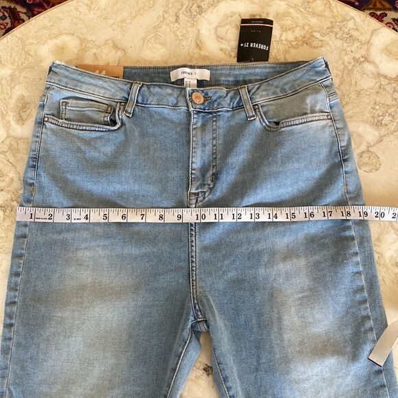 NWT Forever 21 Sculpted High Rise Skinny Light Wash Distressed Jeans - Picture 12 of 14